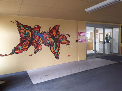 壁のアートがある玄関