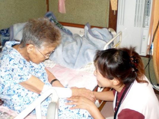 手を握るスタッフと利用者