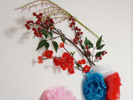 壁に飾られた花の装飾