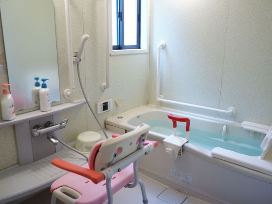 バリアフリー設計の浴室