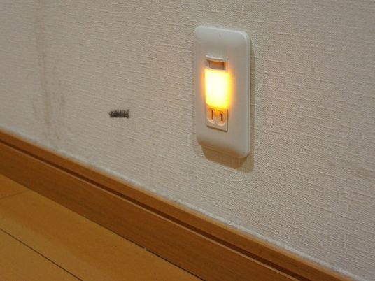 夜間に安心な壁のライト