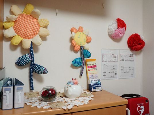 壁掛けのオブジェと案内図