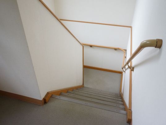 階段と手すりの廊下