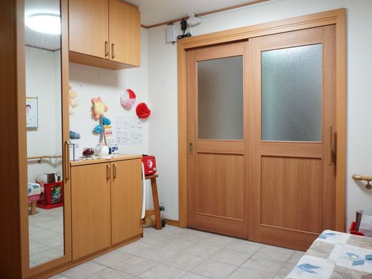 木製キャビネットの和室