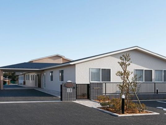 明るい低層建築の外観