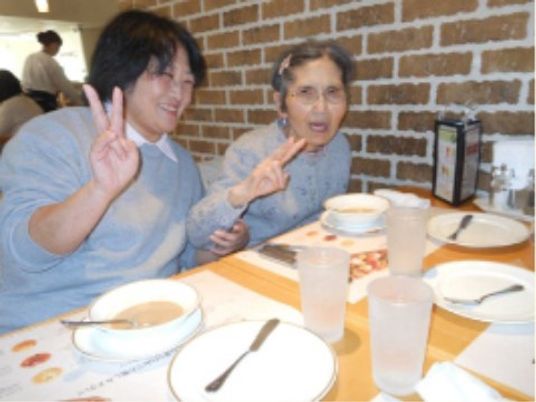 笑顔の人々と食卓