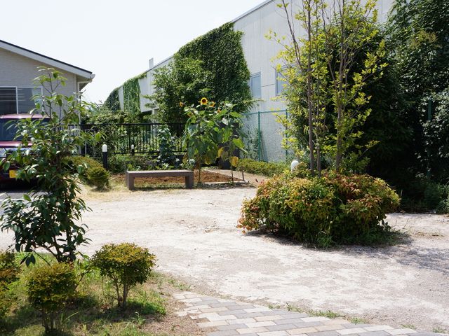 緑豊かな中庭の風景 緑地帯 心を和ませる緑あふれる空間が、心地よい毎日を約束します。
