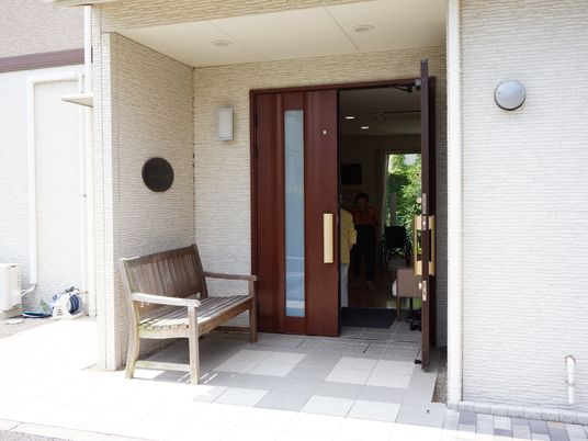 エントランスと待合ベンチ