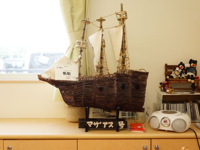 模型船とぬいぐるみの居室 作品 趣のある模型船が置かれ、暖かみの感じられる空間です。