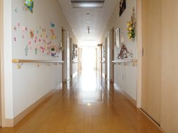 廊下の明るい装飾