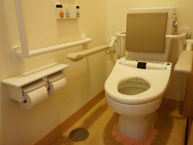 バリアフリートイレ設備 トイレ 安全を考慮した手すりが完備されたトイレです。快適な使い心地を追求しています。