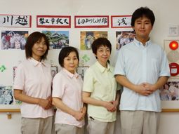 笑顔のスタッフ達と掲示物