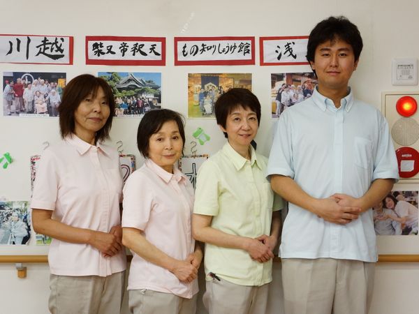 笑顔のスタッフ達と掲示物