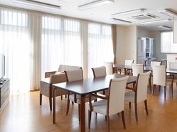 明るいダイニングスペース