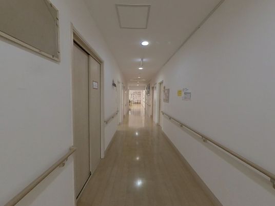 明るく清潔な廊下