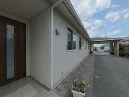 明るい通路側面