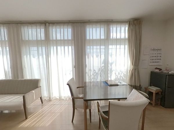 自然光あふれる室内