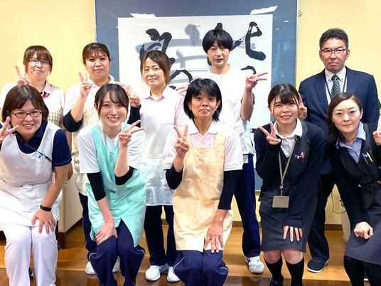 笑顔のスタッフ集合  