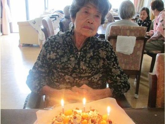 お祝いのケーキと女性