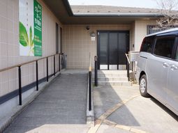 バリアフリーの施設エントランス