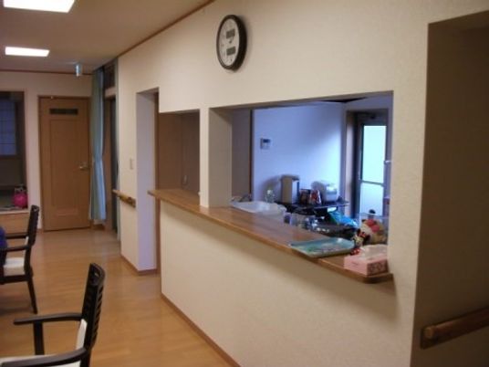 フロントカウンターのある廊下