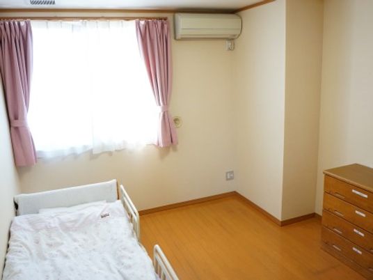 明るい個室の居室