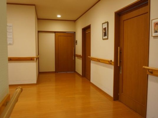 暖色調の安心感ある廊下