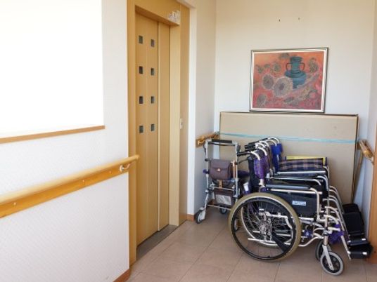 廊下に置かれた車椅子