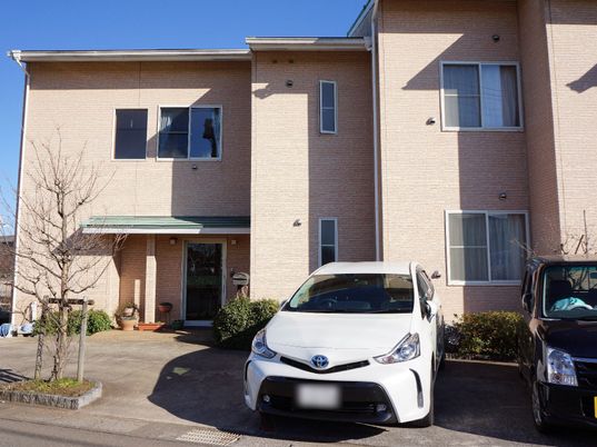 明るい日差しの建物正面