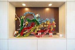 季節の装飾が特徴的な空間