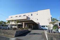 明るいエントランスの施設