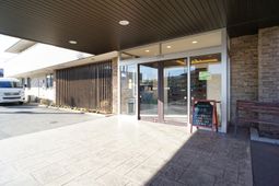 明るいエントランスの外観
