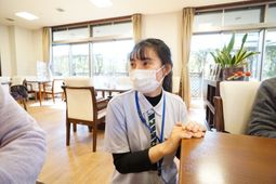 笑顔のスタッフと居室