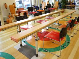 機能訓練用の長机と椅子