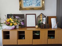 暖かみのある棚と装飾