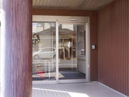 明るいエントランスの風景