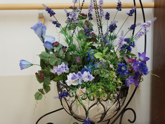 カラフルな造花の飾り