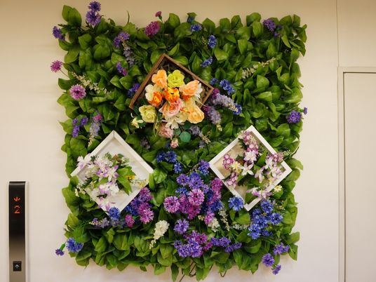 壁面装飾の花と緑