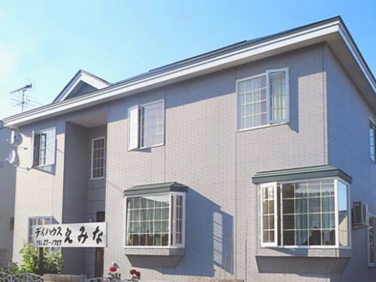明るい外観の建物