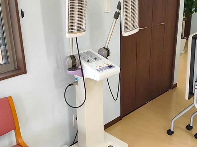 機能訓練室の一角 機能訓練室 機能訓練用の設備が整ったスペースで、リハビリに最適な環境が整っています。色彩豊かな椅子も配置されています。