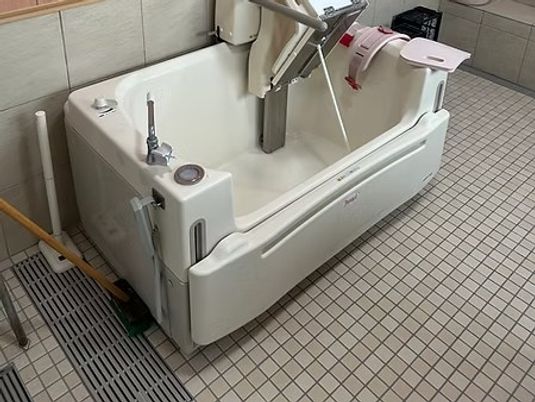 介助浴槽の浴室  