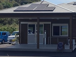 入口前の建物