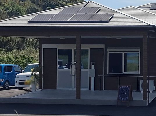 入口前の建物