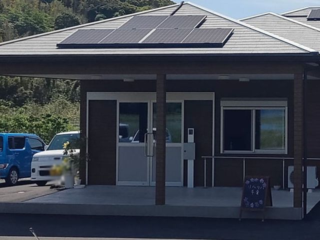 入口前の建物 外観 エントランスの入り口は広々としていて明るく、車椅子での移動もスムーズです。