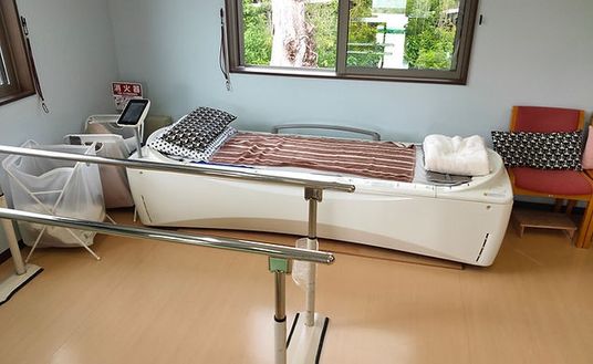 訓練器具とベッドの機能訓練室  