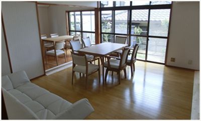 明るい食堂の様子