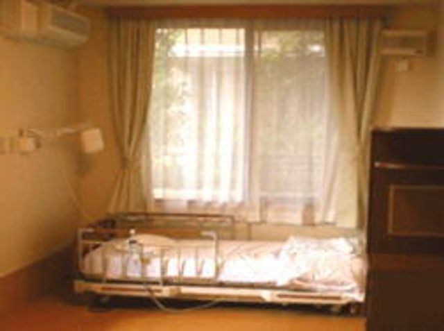 優しい光が入る居室 居室 広い窓から優しい自然光が差し込む個室で、穏やかな雰囲気の中、ゆったりと過ごせます。