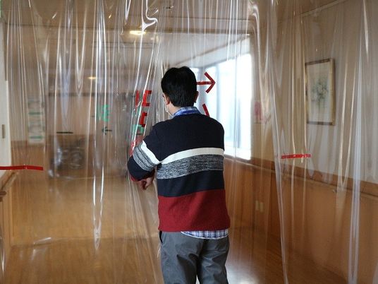 透明な間仕切りの廊下  