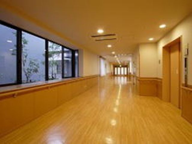 自然光が入る廊下 廊下 大きな窓から自然光が差し込む明るい廊下です。移動しやすい広々とした設計になっています。