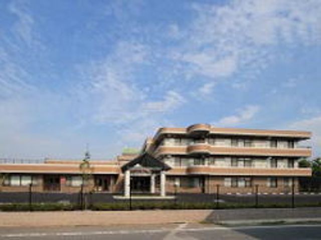 広々とした建物の外観 外観 広大な敷地に佇む施設は、就業環境として開放的で快適です。青空の下に広がる外観が魅力です。